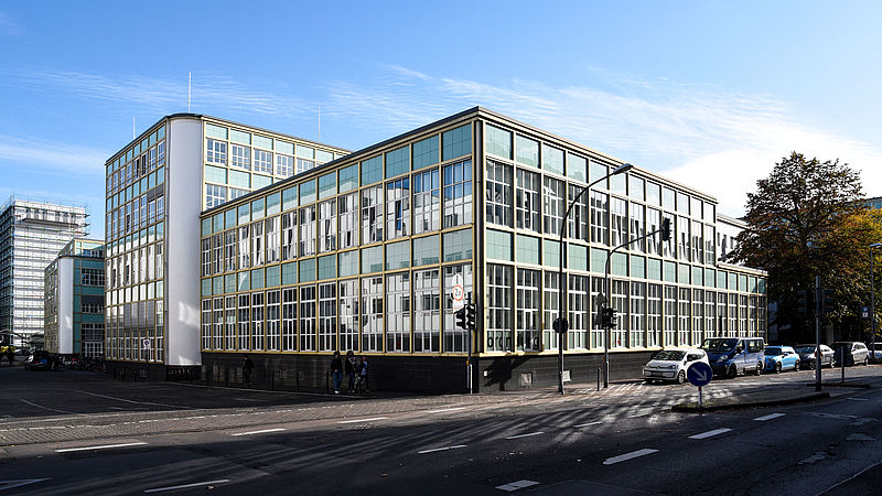 Neuer Fassadenanstrich am 4711 Verwaltungsgebäudein der Venloer Straße in Köln