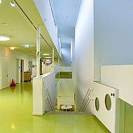 Gang und Treppenbereich in der Kita auf dem Bayer AG-Gelände in Leverkusen